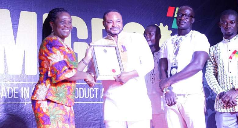 Taabea CEO receiving award